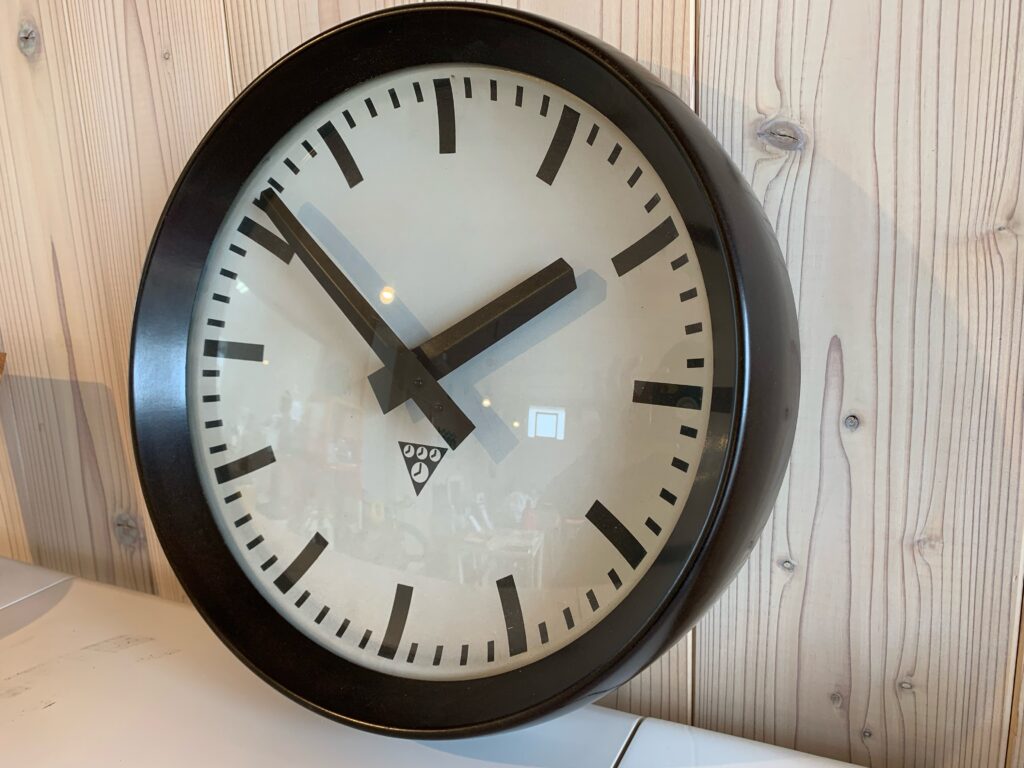 PRAGOTRON(パラゴトロン)の掛け時計[アルミ文字盤]│Seiホームページ